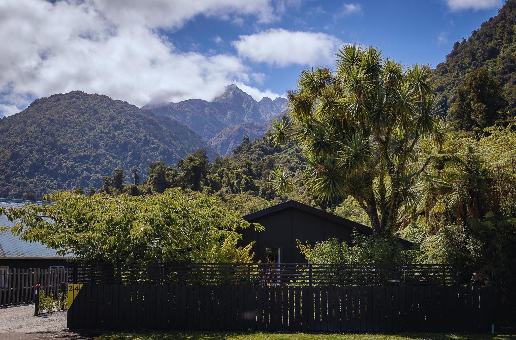Villa Two Four Cron Franz Josef Extérieur photo